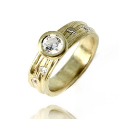 Fine jewellery inspired by nature handmade from precious metals and gemstones